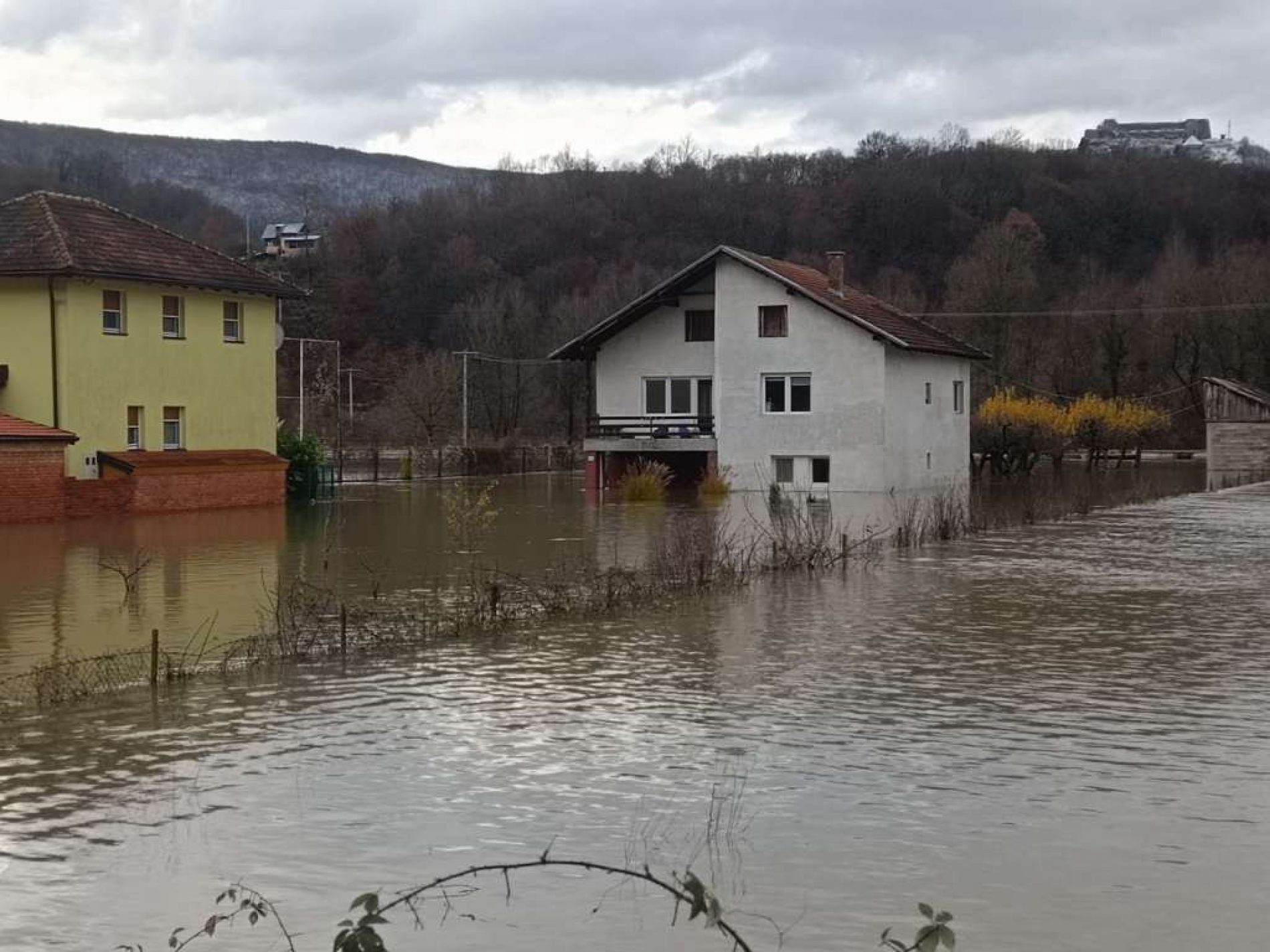 Voda iz poplavljenih područja Unsko-sanskog kantona polako se povlači, šteta ogromna