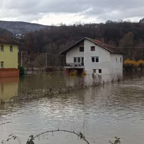Voda iz poplavljenih područja Unsko-sanskog kantona polako se povlači, šteta ogromna