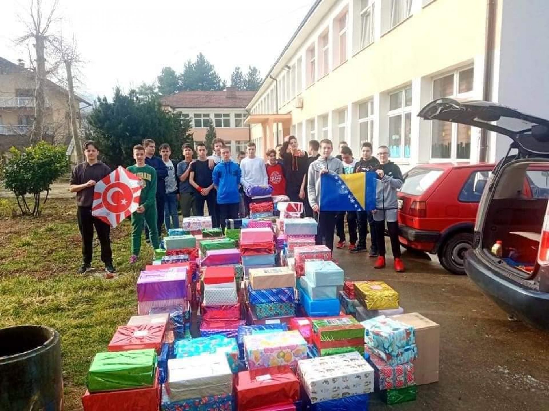 Učenici sa Tuzlanskog kantona prikupili na desetine hiljada paketića za vršnjake u Turskoj i Siriji