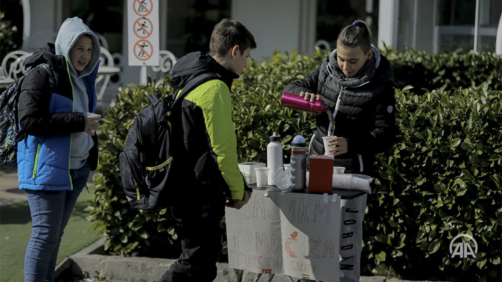 Dvanaestogodišnji dječak iz Sarajeva prodaje čaj kako bi pomogao Turskoj i Siriji