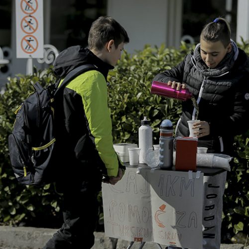 Dvanaestogodišnji dječak iz Sarajeva prodaje čaj kako bi pomogao Turskoj i Siriji