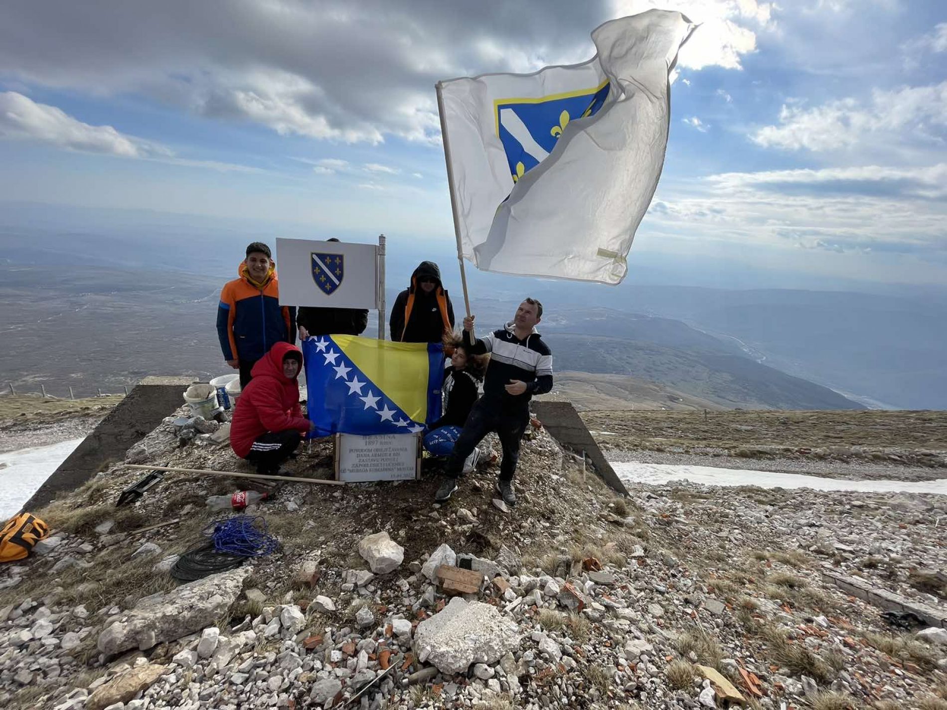 Zastava na vrhu planine Velež u čast Armije Republike BiH!