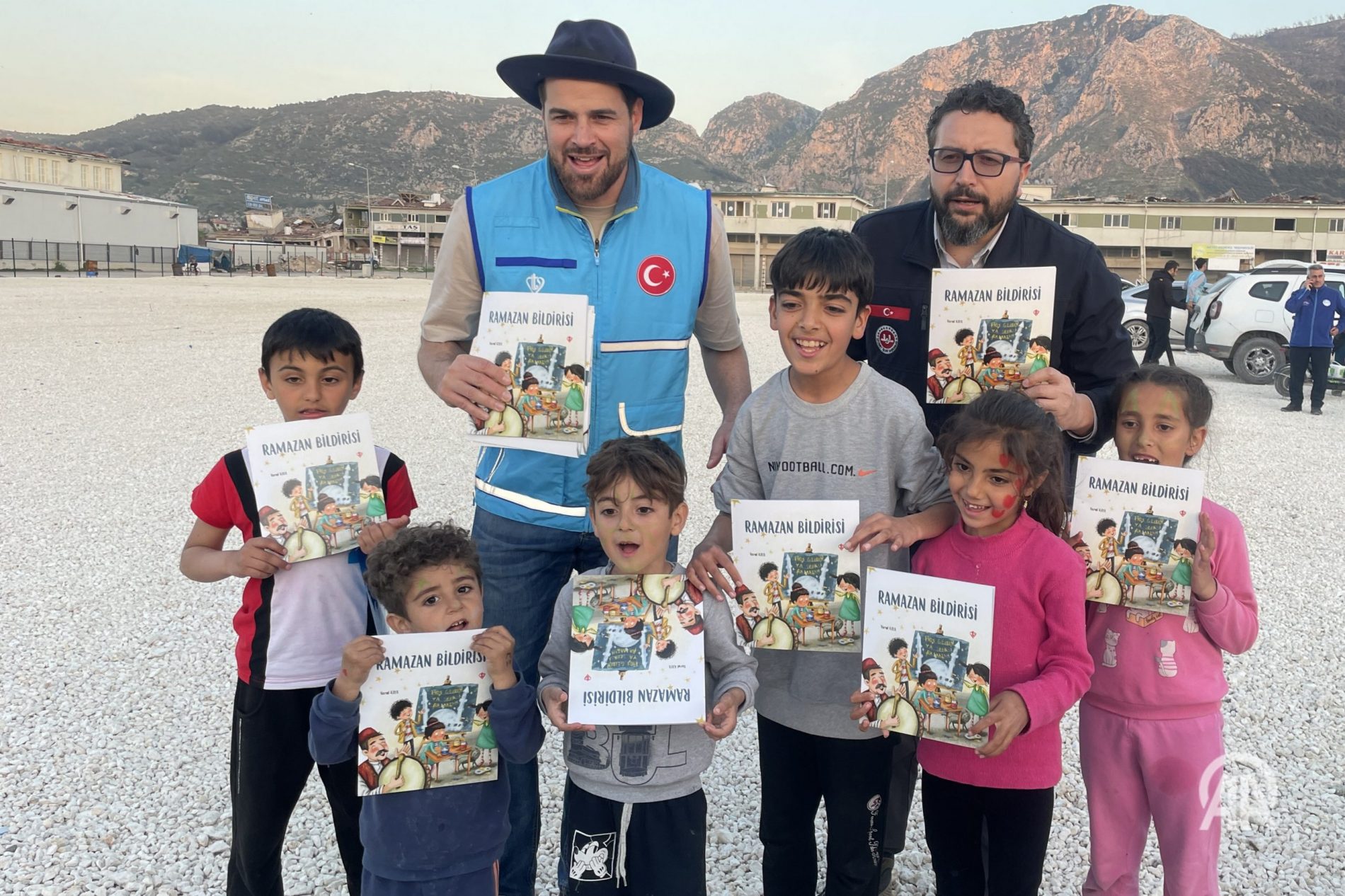 Australsko-bosanski glumac Strik posjetio žrtve zemljotresa u kontejnerskim naseljima u Turskoj