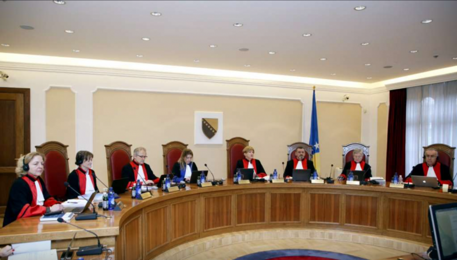 Troje sudija Ustavnog suda BiH u izdvojenom mišljenju napisalo: “Miješanje visokog predstavnika u Opće izbore 2022. je nečuveno”