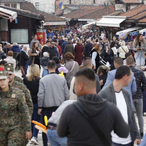 Sarajevo – građani i turisti preplavili ulice glavnog grada, i danas u zraku praznična atmosfera (FOTO)