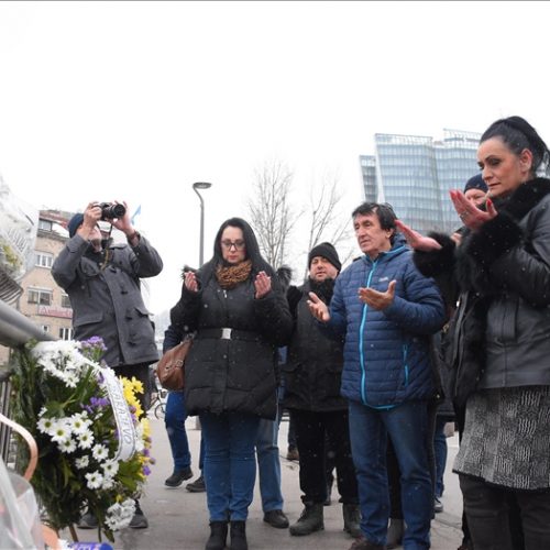 Dan početka opsade Sarajeva: Brojne delegacije položile cvijeće i odale počast na Mostu Suade i Olge