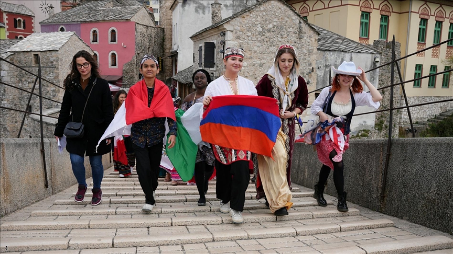 Učenici iz 78 zemalja na Starom mostu u Mostaru predstavili kulture