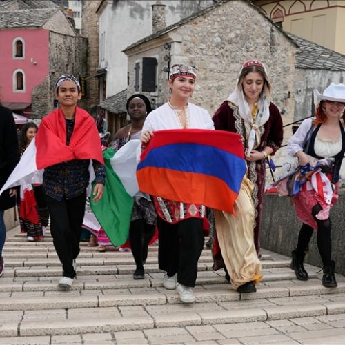 Učenici iz 78 zemalja na Starom mostu u Mostaru predstavili kulture