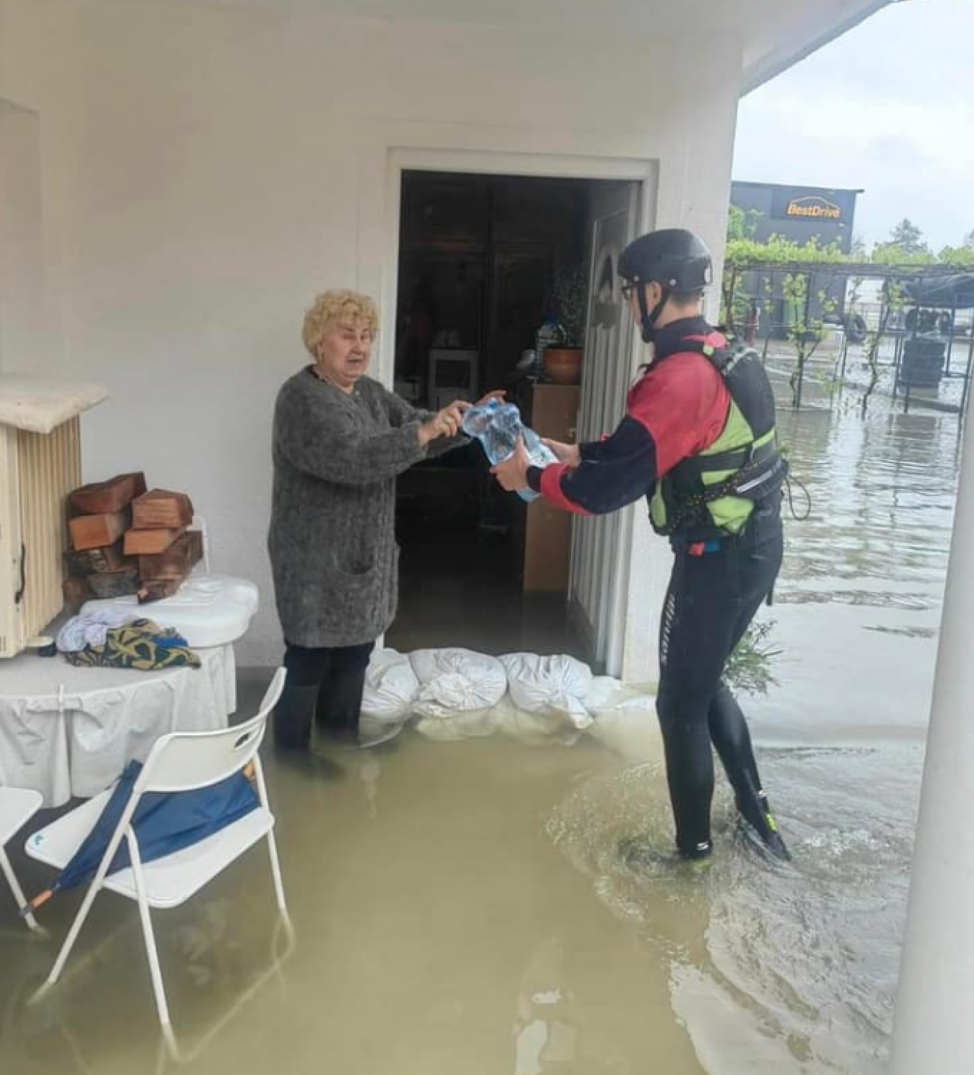 Bihać: 15-godišnji Faris priskočio je u pomoć sugrađanima pogođenim poplavom