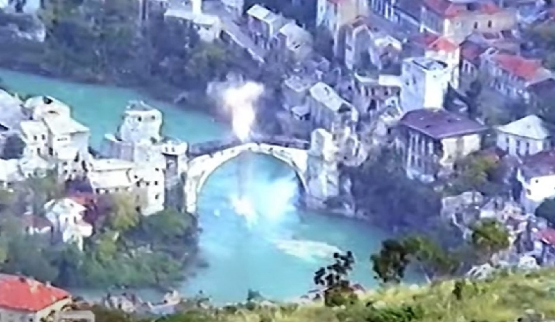 VIDEO Ekskluzivni dio snimka rušenja Starog mosta sa položaja HV i HVO