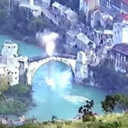 VIDEO Ekskluzivni dio snimka rušenja Starog mosta sa položaja HV i HVO