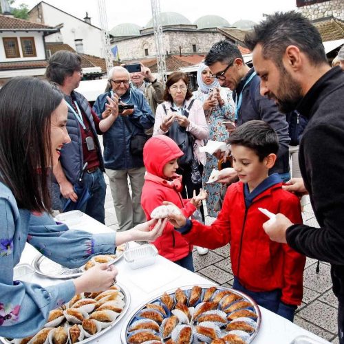 Gradonačelnica Sarajeva radost Kurban bajrama podijelila sa svojim sugrađanima, uz druženje i darivanje baklave