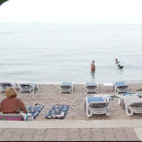 Poluprazne plaže u Makarskoj: Mediji u susjedstvu se pitaju GDJE SU TURISTI NESTALI?