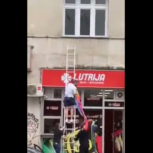 Sarajevo: Grupa mladih ljudi sa zgrade skinula zastavu duginih boja