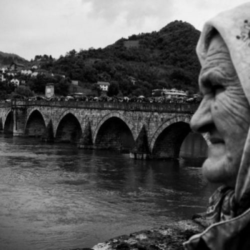Podsjećanje na stravične zločine u Višegradu: U “živim lomačama“ ubijeno više od 140 žena, djece i staraca