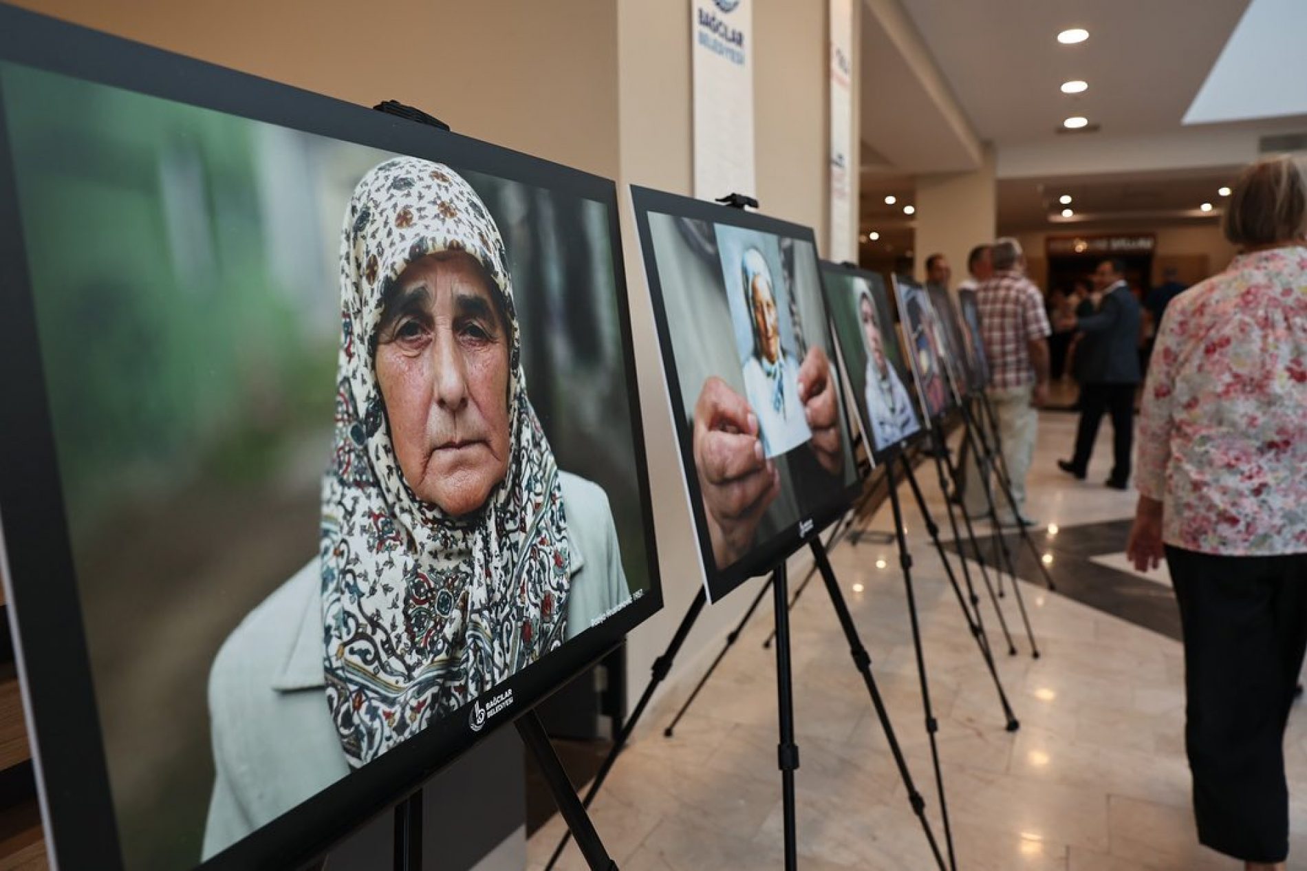 28. godišnjica genocida u Srebrenici: U Istanbulu postavljena umjetnička instalacija “Majčina marama”