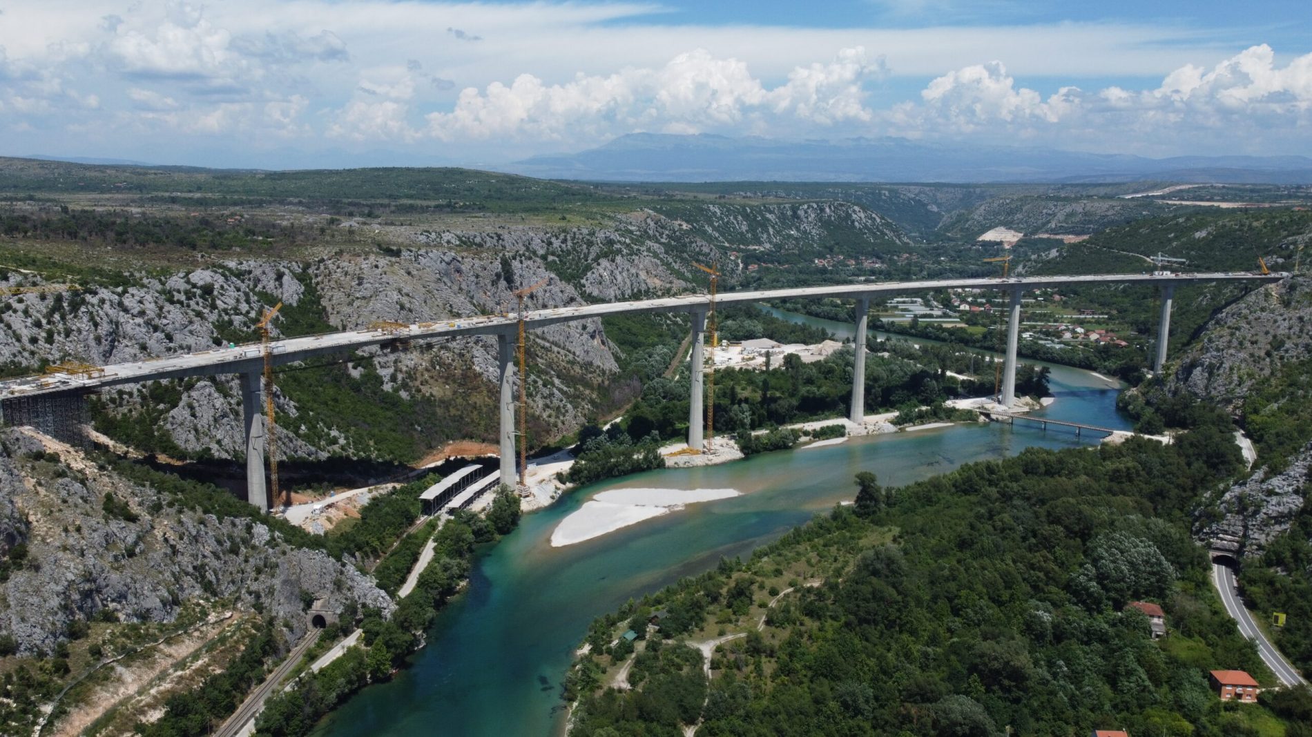 Na jugu Bosne Kinezi i Azerbejdžanci podigli impozantan most – visine od preko 100 metara i dužine od skoro jedan kilometar