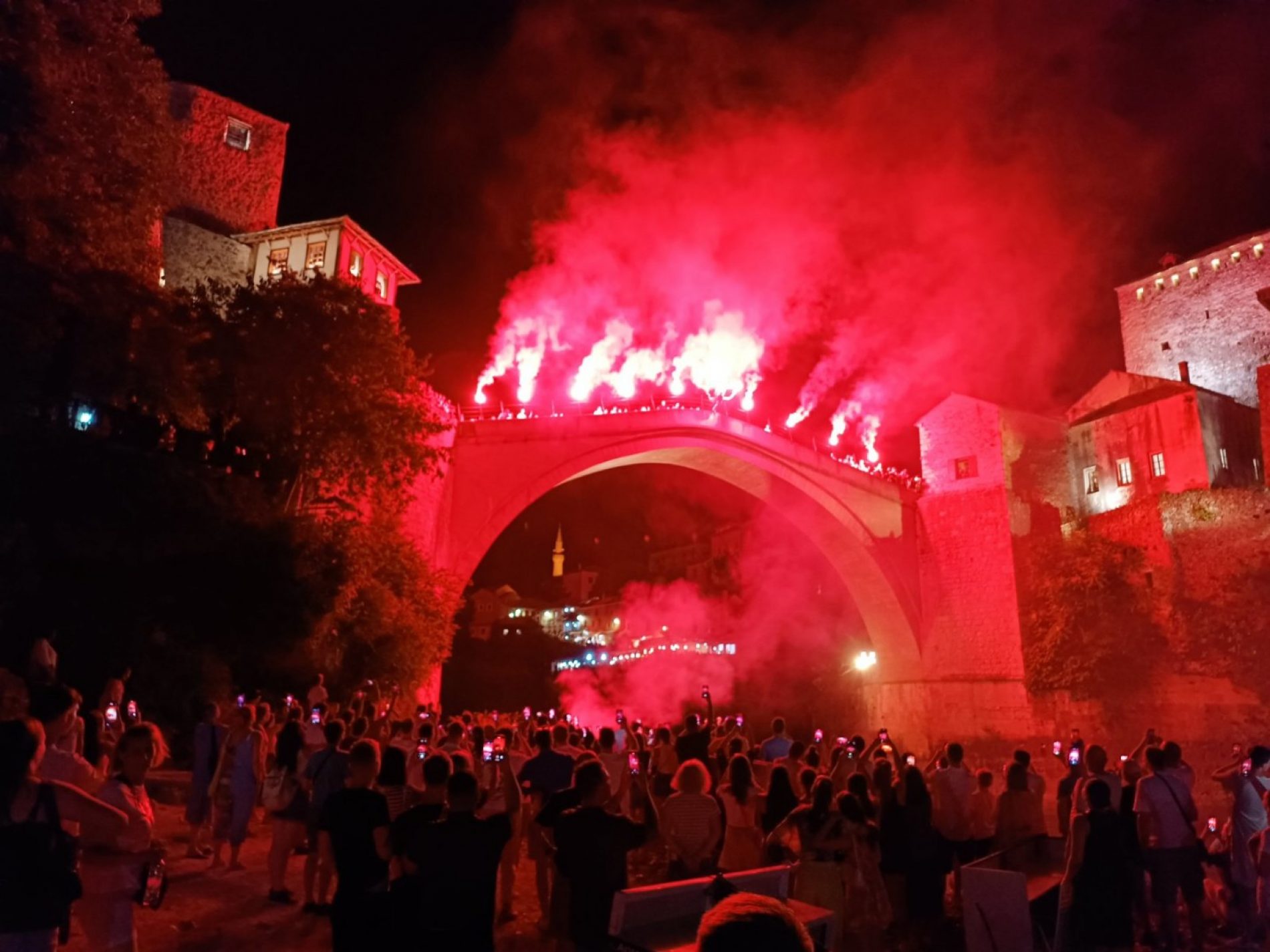 Spektakl u Mostaru: Bakljada i noćni skok povodom godišnjice obnove Starog mosta