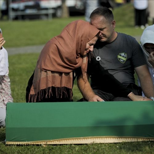Porodice pristižu u Potočare na kolektivnu dženazu 30 žrtava genocida. U genocidu u Srebrenici ubijene i cijele porodice