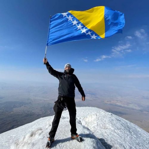Zastava Bosne i Hercegovine na 5.137 metara visokom Araratu