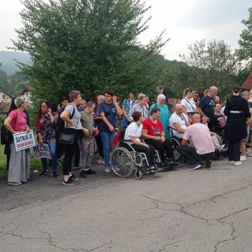 Protest ispred Zavoda Pazarić: Traži se smjena rukovodstva i zaštita osobe koja je snimala nasilje