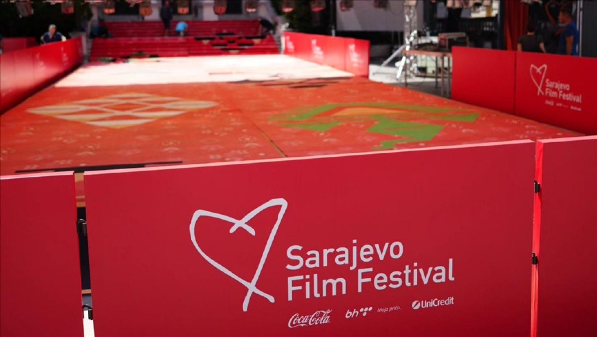 Ispred Narodnog pozorišta u Sarajevu postavljen “red carpet” sa motivima bosanskog ćilima