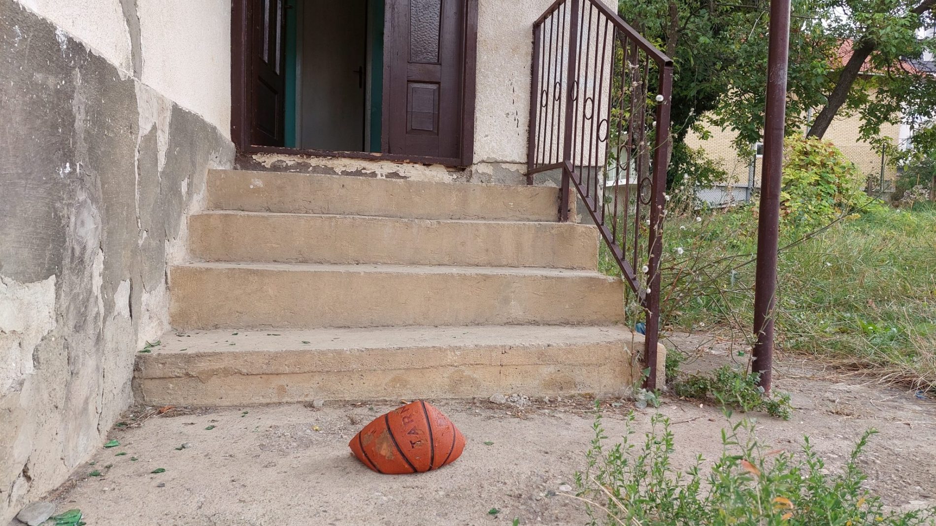 Morbidno: Isječenu košarkašku loptu bacili ispred kuće Edina Salaharevića, svirepo ubijenog najboljeg mladog košarkaša bivše države