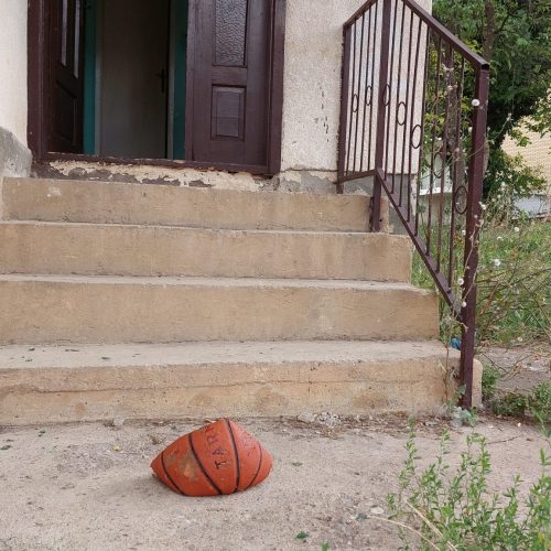 Morbidno: Isječenu košarkašku loptu bacili ispred kuće Edina Salaharevića, svirepo ubijenog najboljeg mladog košarkaša bivše države