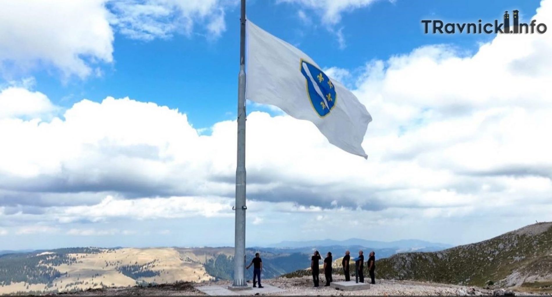 ‘Dani pobjede, dani ponosa’: Na Vlašiću se zavihorila najveća zastava RBiH