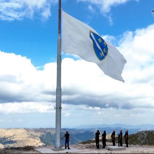 ‘Dani pobjede, dani ponosa’: Na Vlašiću se zavihorila najveća zastava RBiH