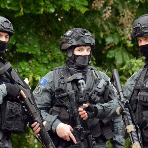 Kosovska policija u manastiru Banjska – Policijske ekipe uhvatile desetine osoba