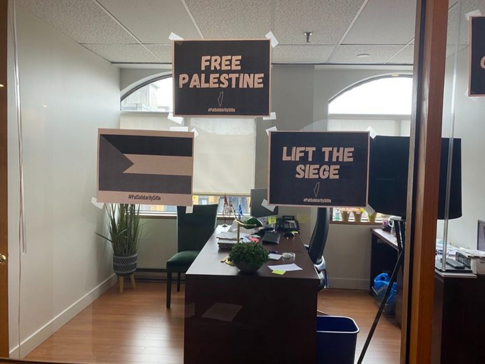 Kanada: Jevrejski demonstranti sjede ispred ureda političara, traže prekid vatre u Gazi 