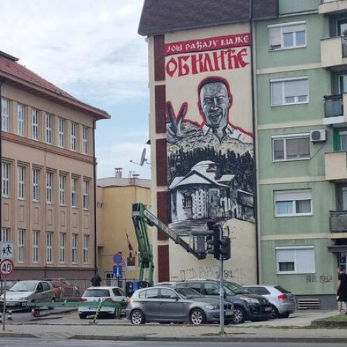 Bijeljina – pored Osnovne škole podignut mural jednom od terorista ubijenih na Kosovu