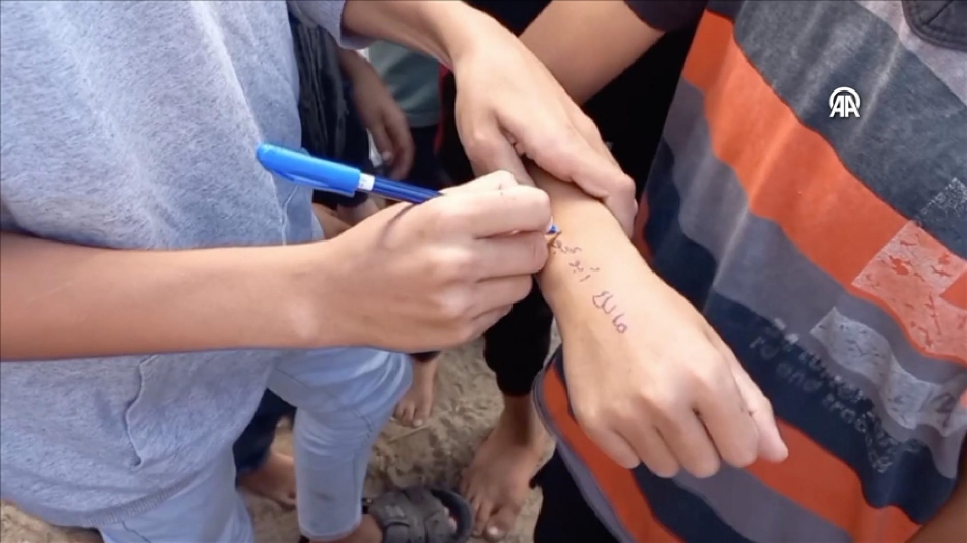U Gazi ispisuju ​​imena na dječjim rukama kako bi ih mogli prepoznati ako stradaju. Izraelski napadi zbrisali su cijele porodice