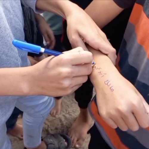 U Gazi ispisuju ​​imena na dječjim rukama kako bi ih mogli prepoznati ako stradaju. Izraelski napadi zbrisali su cijele porodice