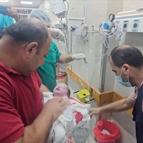 Palestinski ljekari spasili bebu trudnice koja je ubijena u izraelskim napadima