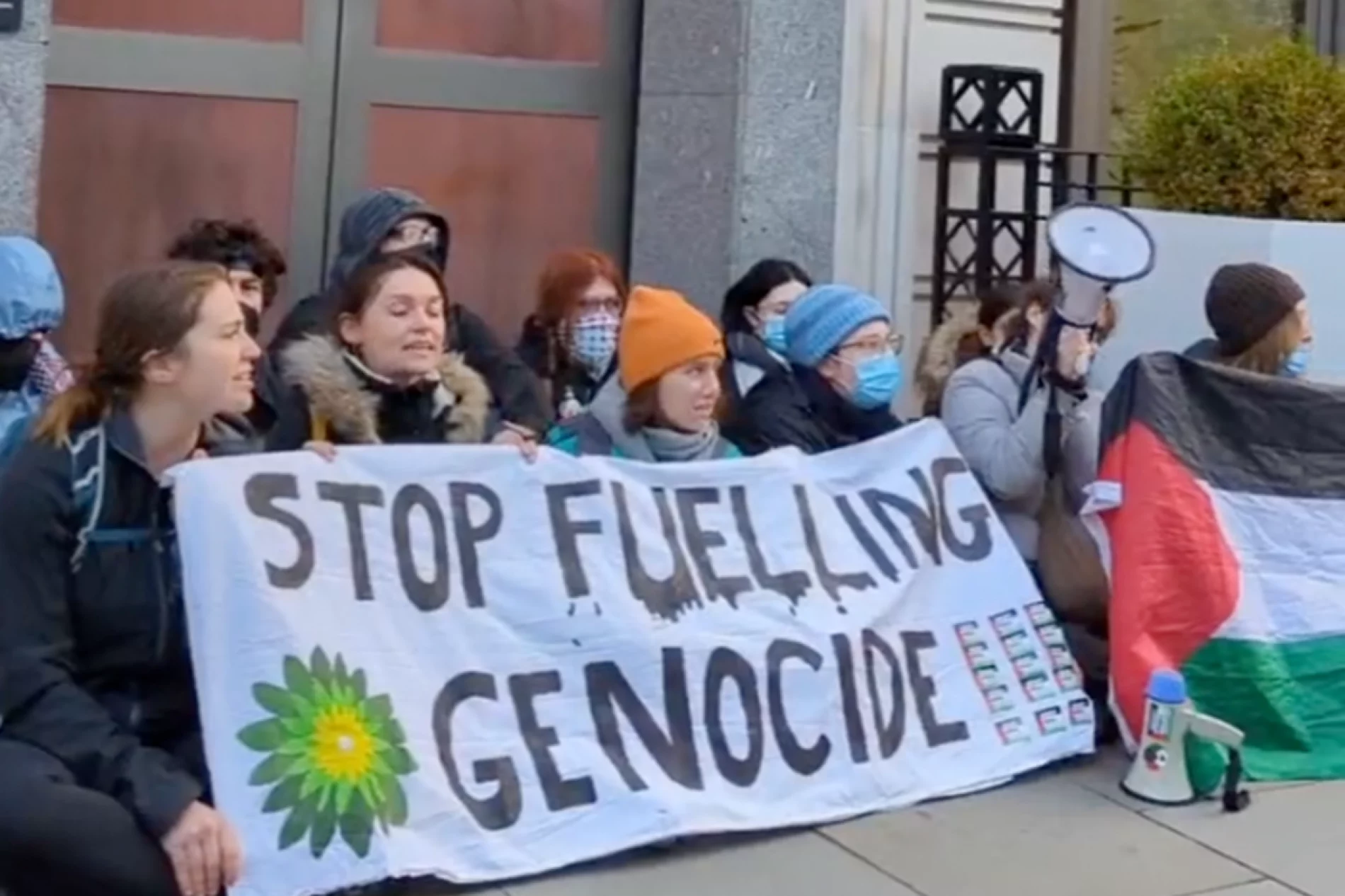Klimatski protestanti blokiraju ulaz u sjedište British Petroleuma zbog ugovora o istraživanju plina s Izraelom