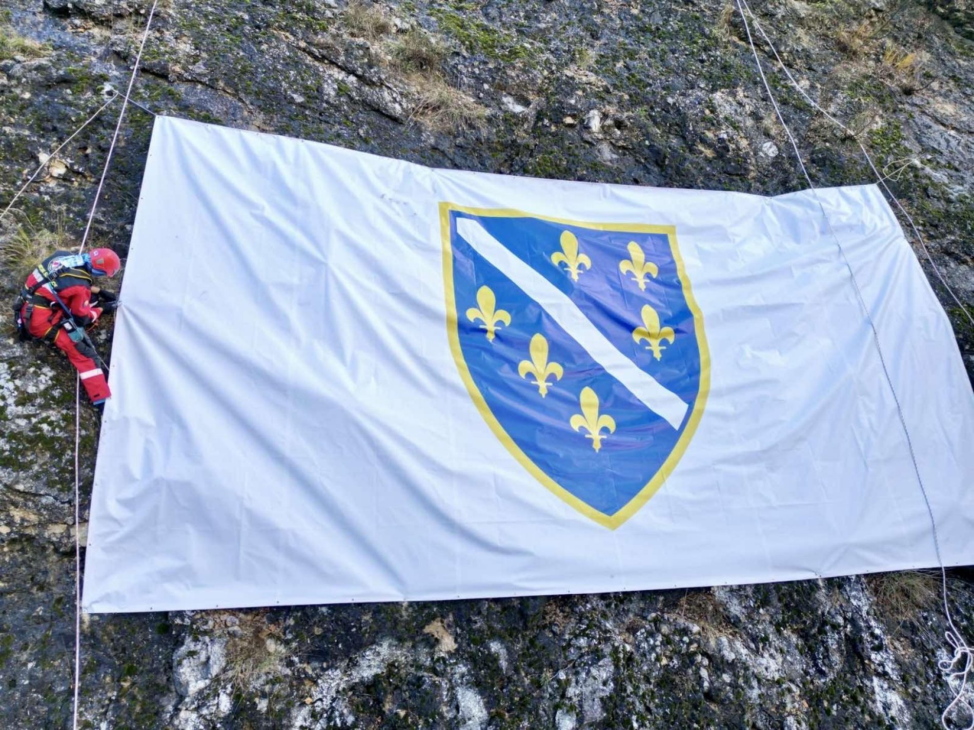 Visoko: Bosanska zastava na stijeni iznad rijeke Fojnice