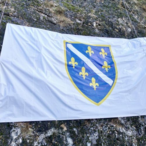 Visoko: Bosanska zastava na stijeni iznad rijeke Fojnice