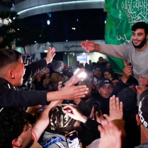 Palestinci se okupljaju na ulicama Ramallaha nakon novog puštanja zatvorenika
