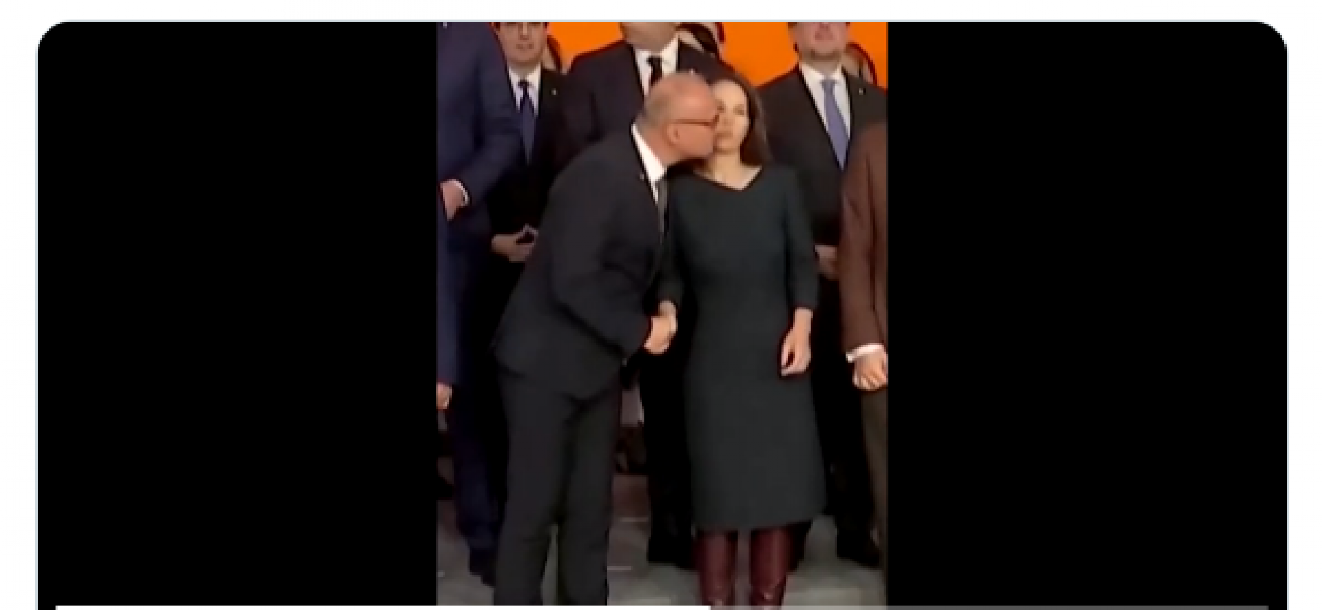 RH ministar pokušao poljubiti njemačku ministricu – neuspješno!