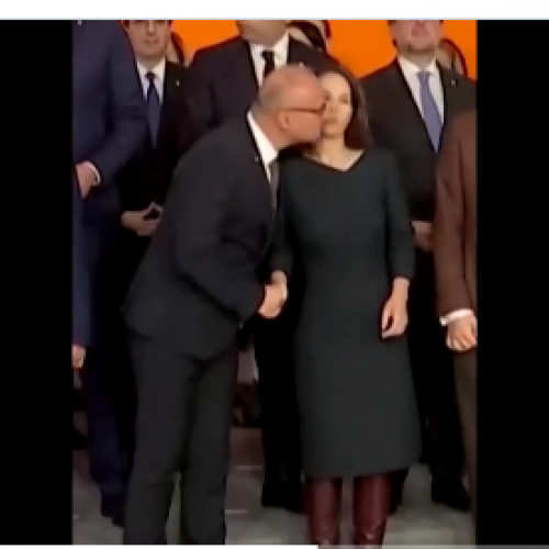 RH ministar pokušao poljubiti njemačku ministricu – neuspješno!