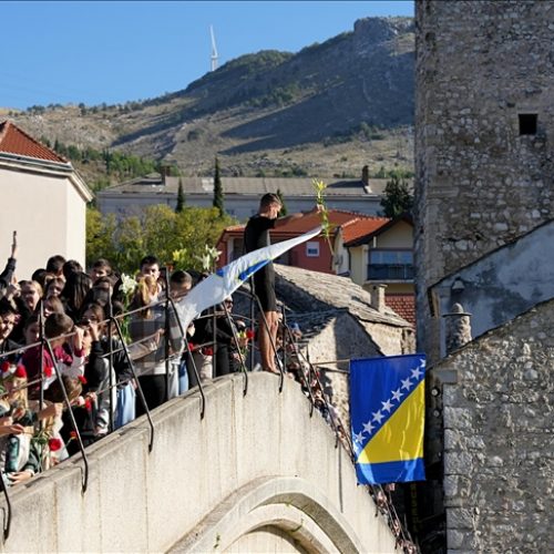 Skokom u Neretvu bez aplauza obilježena 30. godišnjica rušenja Starog mosta