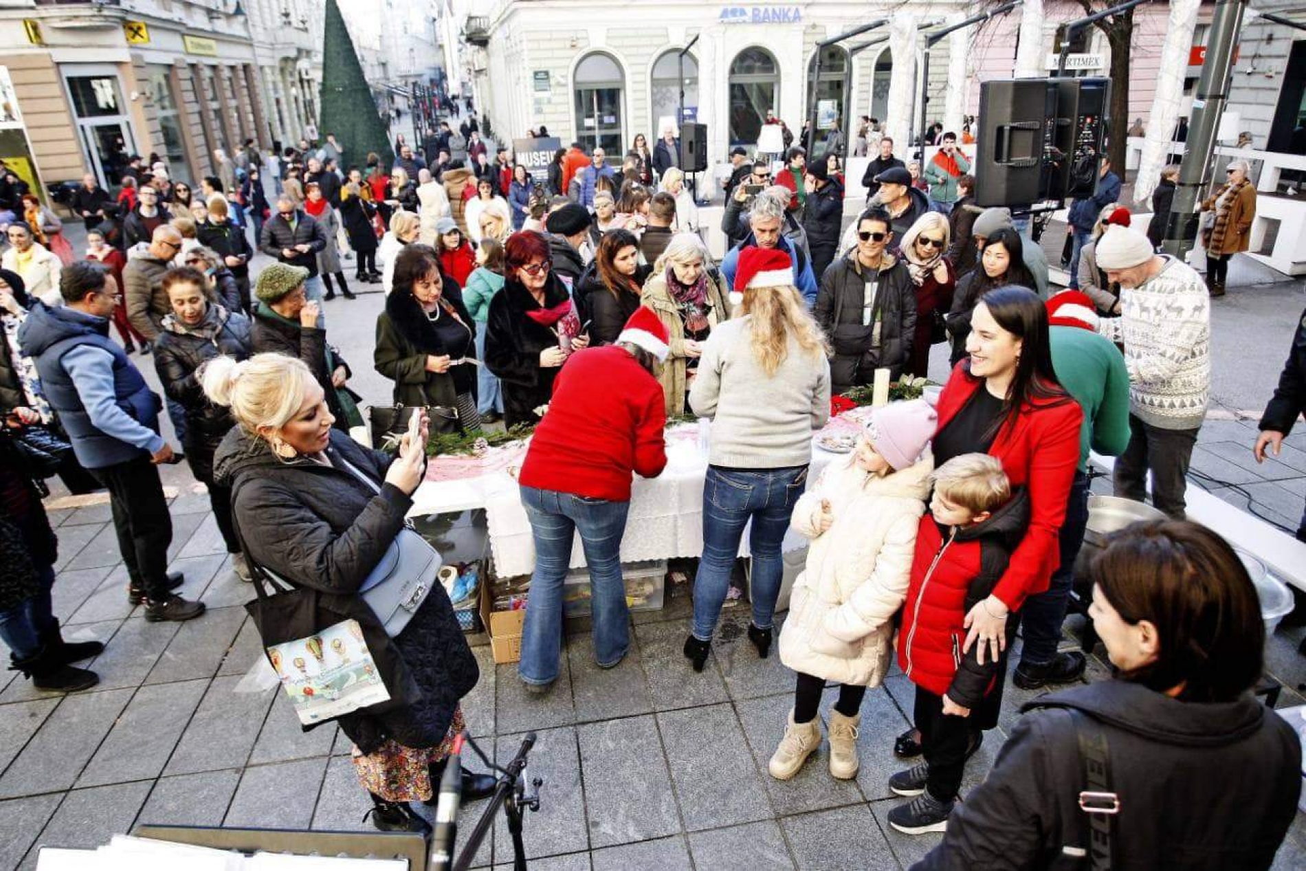 Sarajevo: Gradonačelnica sa sugrađanima proslavila predstojeće božićne blagdane ispred Katedrale