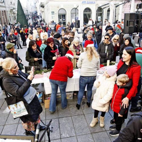 Sarajevo: Gradonačelnica sa sugrađanima proslavila predstojeće božićne blagdane ispred Katedrale
