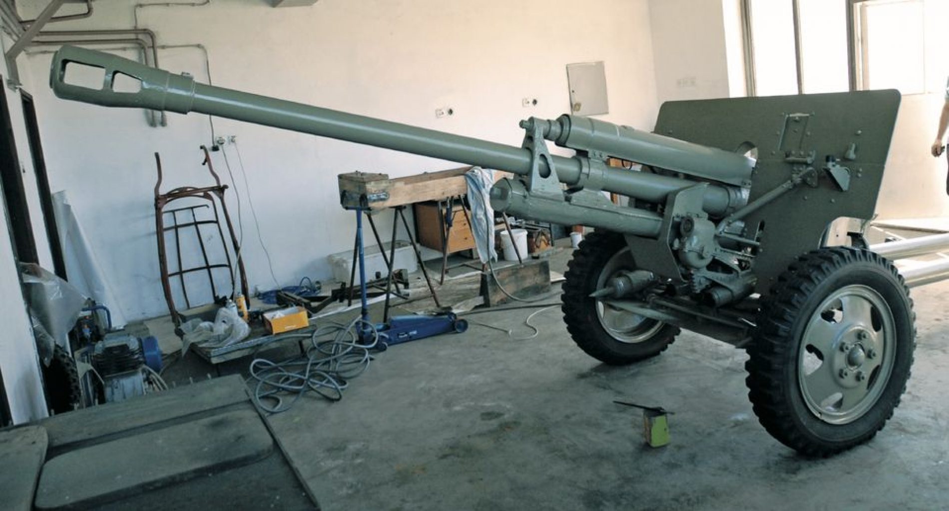 Iz kasarne Oružanih snaga u Tuzli izuzeto 26 topova i 3,3 miliona metaka!