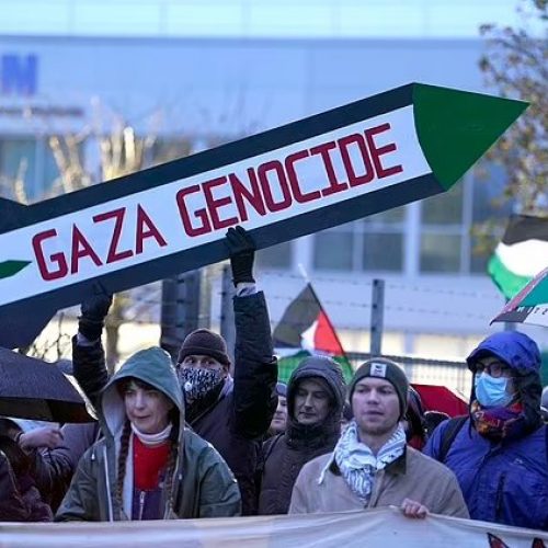 Stotine propalestinskih aktivista blokirali su fabrike oružja na četiri lokacije širom V. Britanije u protestu ‘Stop naoružavanju Izraela’