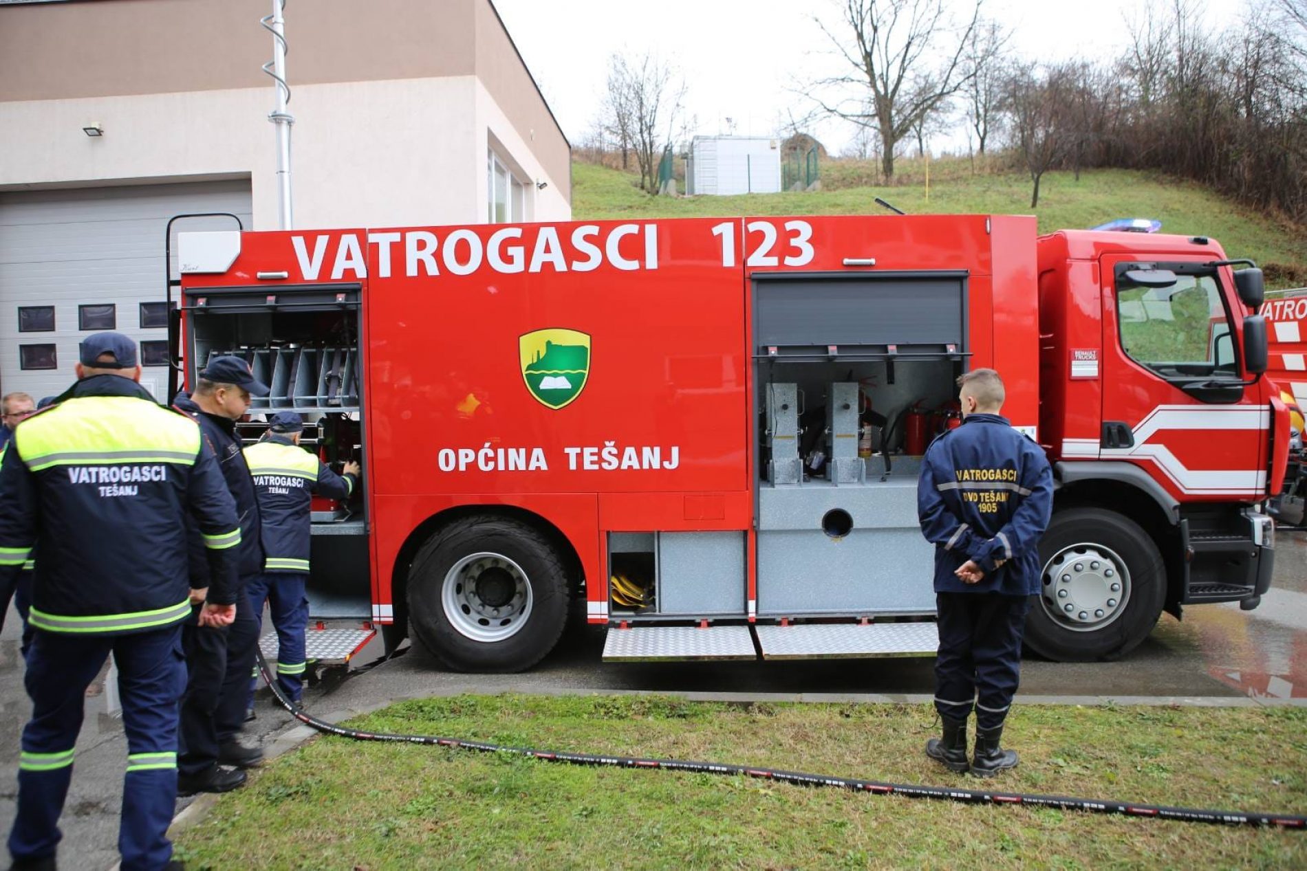 Bosansko vatrogasno vozilo i u Tešnju; pojedine lokalne zajednice pak uvoze iz susjedstva i plaćaju skuplje