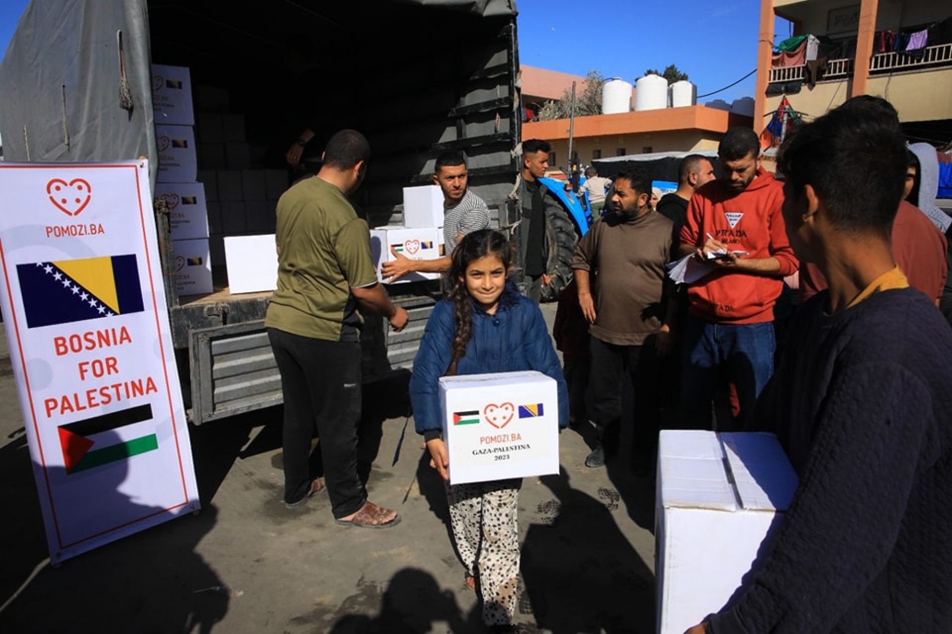 Pomozi.ba – Kamioni iz Egipta stigli u ratnu zonu, podijeljena pomoć Palestincima