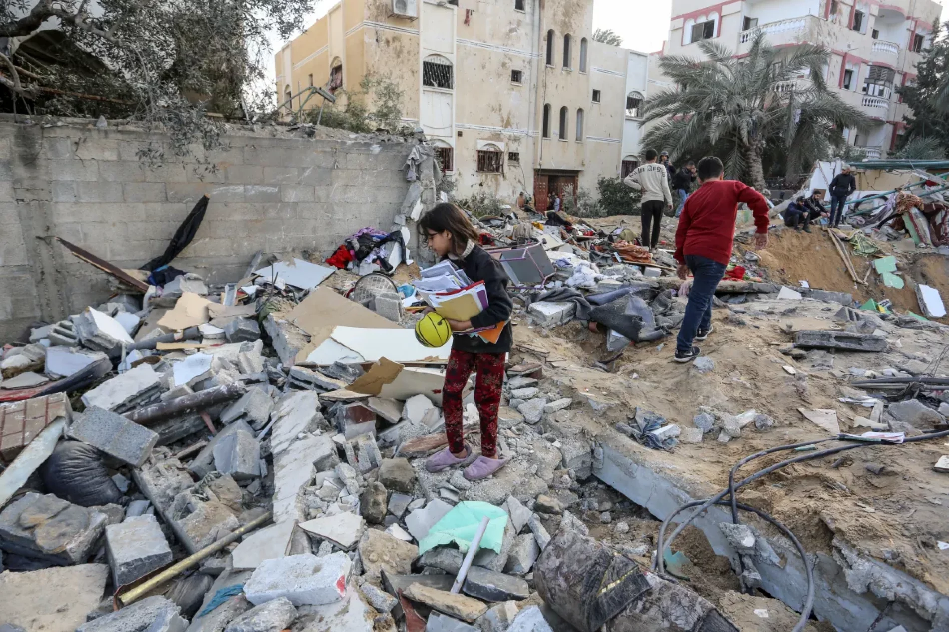 Izrael bombarduje izgladnjele Palestince na jugu Gaze